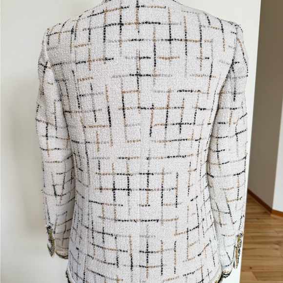 CHANEL White and Black Tweed Blazer 2017 - Picture 9 of 15
